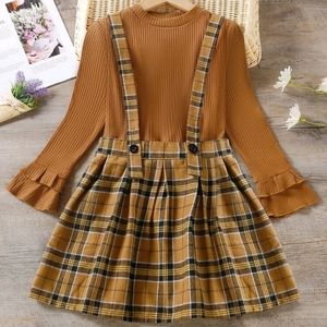 Girl's skirt with straps